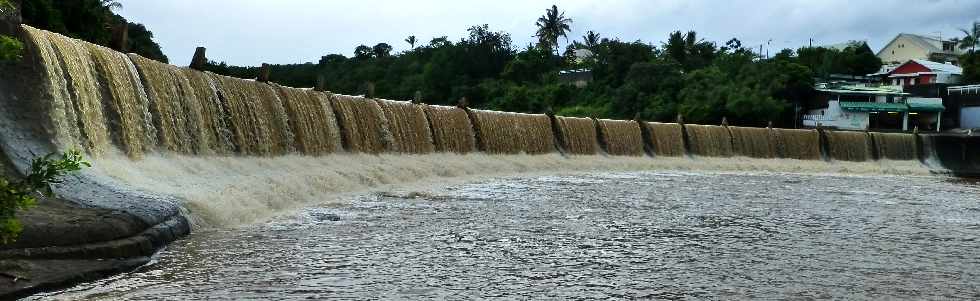 Rivire d'Abord en crue - 1er fvrier 2013 - Cyclone Felleng - Radier submerg -