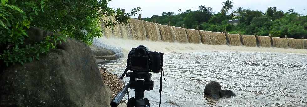 Rivire d'Abord en crue - 1er fvrier 2013 - Cyclone Felleng - Radier submerg -