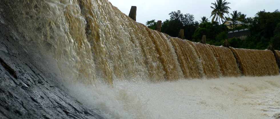 Rivire d'Abord en crue - 1er fvrier 2013 - Cyclone Felleng - Radier submerg -