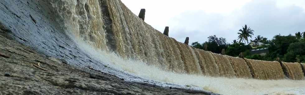 Rivire d'Abord en crue - 1er fvrier 2013 - Cyclone Felleng - Radier submerg -