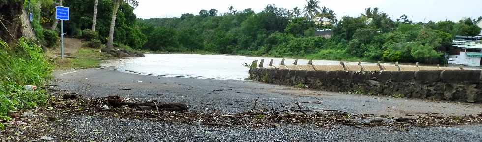 Rivire d'Abord en crue - 1er fvrier 2013 - Cyclone Felleng - Radier submerg -