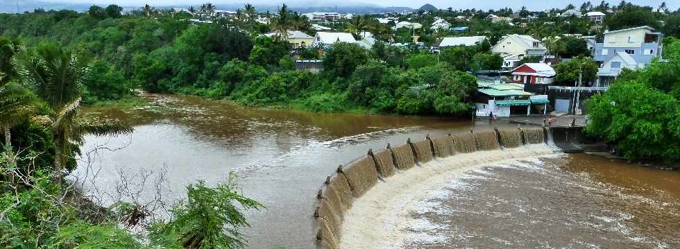 Rivire d'Abord en crue - 1er fvrier 2013 - Cyclone Felleng - Radier submerg -