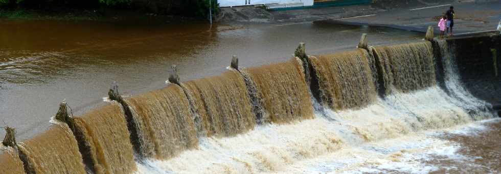 Rivire d'Abord en crue - 1er fvrier 2013 - Cyclone Felleng - Radier submerg -