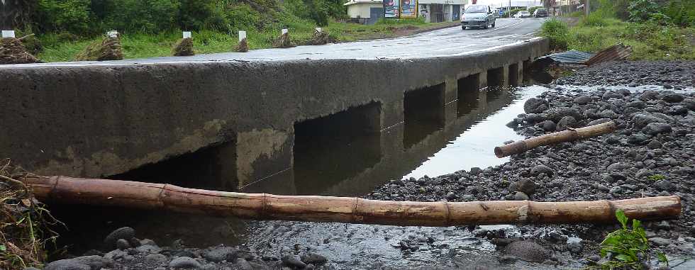 Ravine Blanche - Radier du pont de chemin de fer - Cyclone Felleng