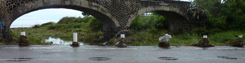 Ravine Blanche - Radier du pont de chemin de fer - Cyclone Felleng