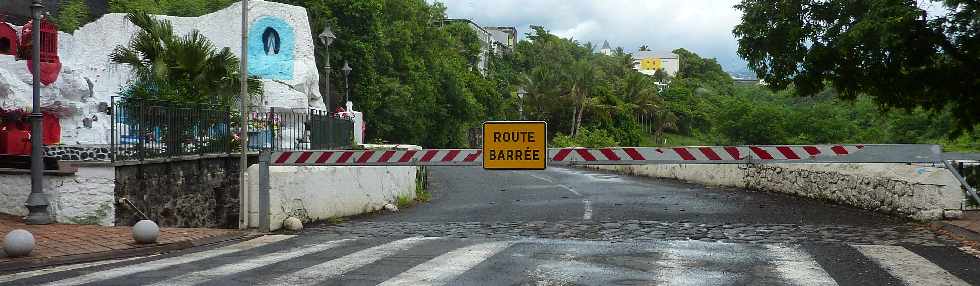 Radier de la Rivire d'Abord submerg - Cyclone Felleng - 2 fvrier 2013 -