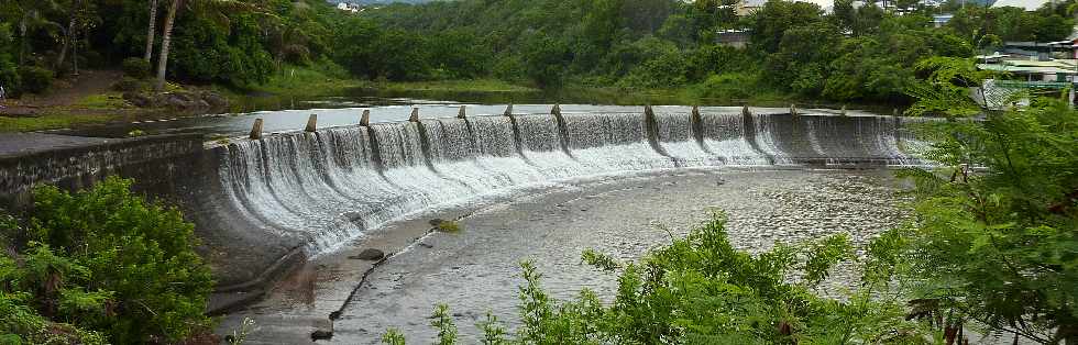 Radier de la Rivire d'Abord submerg - Cyclone Felleng - 2 fvrier 2013 -