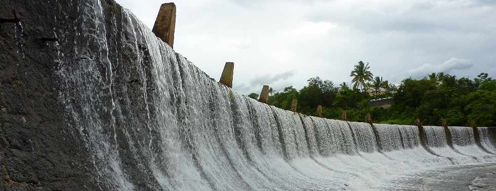 Radier de la Rivire d'Abord submerg - Cyclone Felleng - 2 fvrier 2013 -