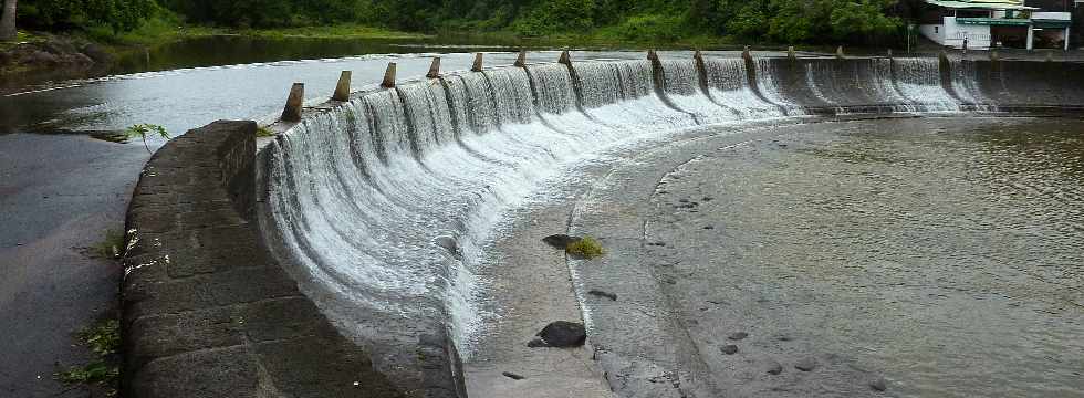 Radier de la Rivire d'Abord submerg - Cyclone Felleng - 2 fvrier 2013 -