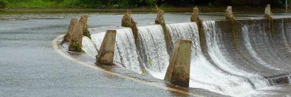 Radier de la Rivire d'Abord submerg - Cyclone Felleng - 2 fvrier 2013 -