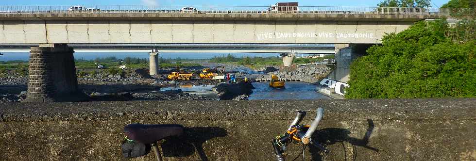 5 février 2013 - Travaux de réfection du radier de la Rivière St-Etienne après Felleng -