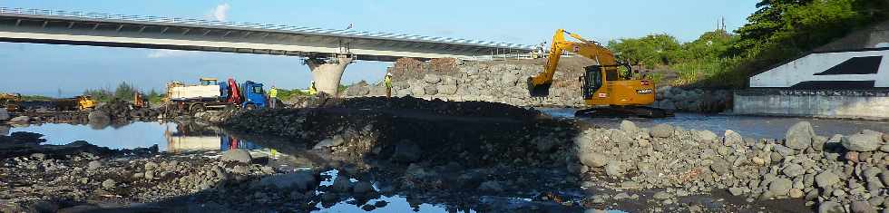 5 fvrier 2013 - Travaux de rfection du radier de la Rivire St-Etienne aprs Felleng - Canalisation du flot vers le train de buses