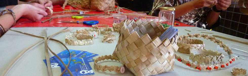 27 avril 2013 - Médiathèque - Confection bijoux vacoa avec l'association Pêcheurs Golèt