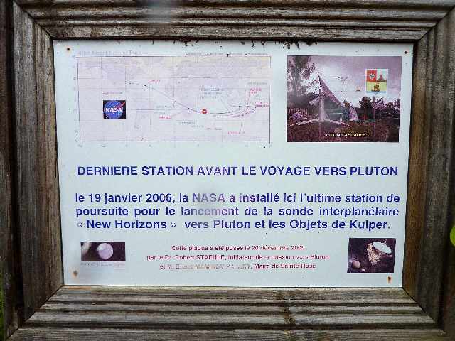 Ste-Rose - Mai 2013 -  Sentier du Gros Piton - Plaque commmorative sonde News Horizons vers Pluton