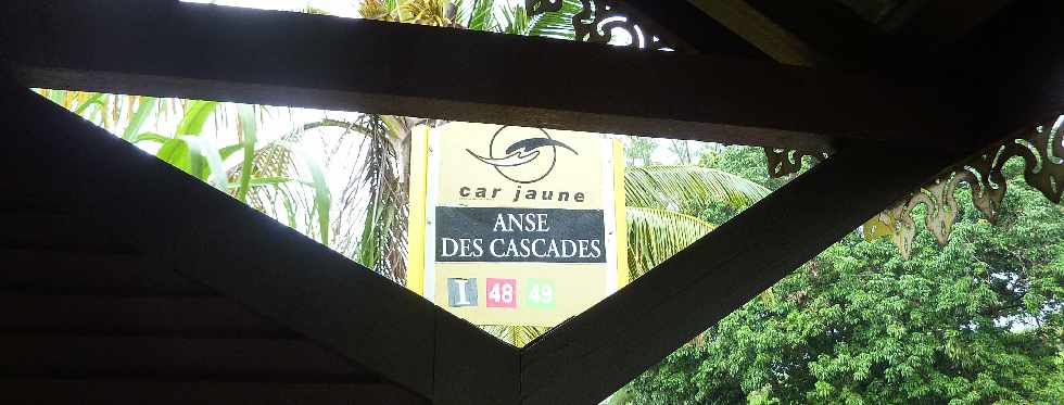 Arrt Car Jaune - Anse des Cascades