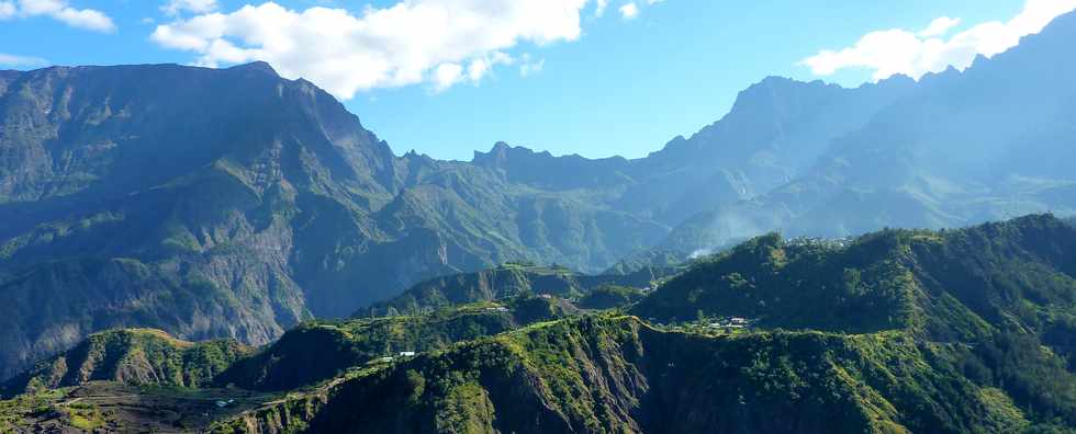 Le cirque de Cilaos depuis la sortie du tunnel de Gueule Rouge