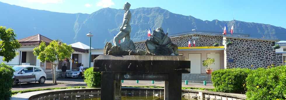 Monument devant la mairie de Cilaos
