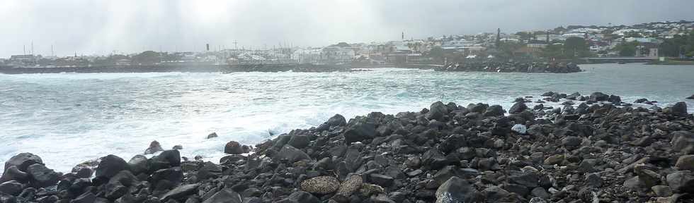 Juin 2013 - St-Pierre - Terre Sainte - Houle dans le port de St-Pierre