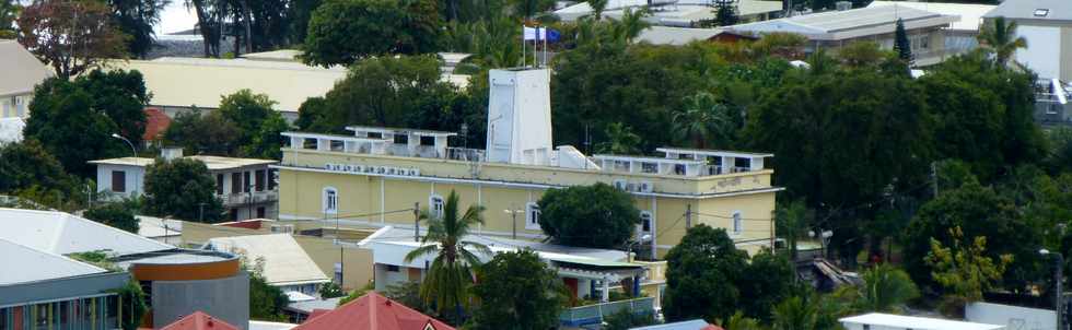 St-Paul - Plateau Caillou - Descente des rampes - Vue sur la mairie