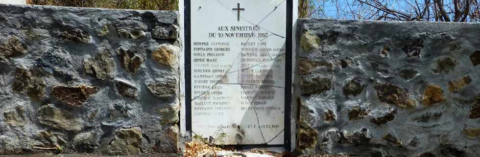 St-Paul - Plateau Caillou - Descente des rampes - Monument aux sinistrs du 10 novembre 1957 - Accident de car