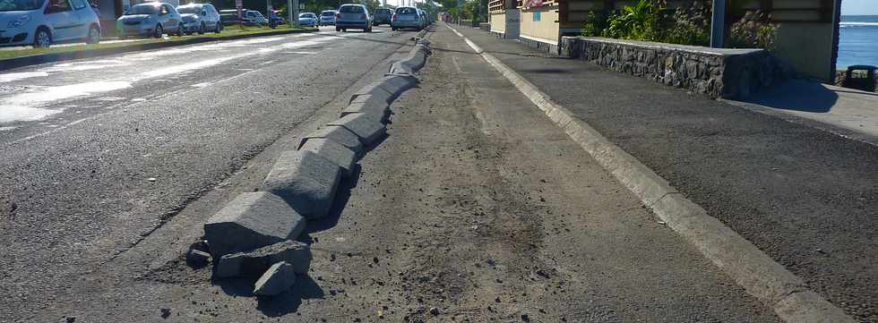 22 fvrier 2014 - St-Pierre - Bd Hubert-Delisle - Remise en place des bordures de la piste cyclable