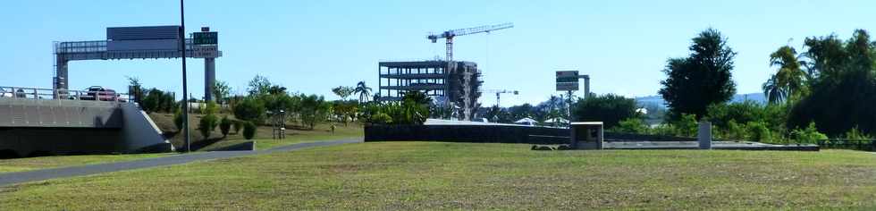 18 avril 2014 - St-Paul - Images de la ville - Médiathèque en construction