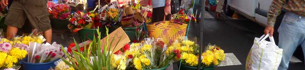 24 mai 2014 - St-Pierre - Marché forain - Quidam recherchant des fleurs de la fête des mères -