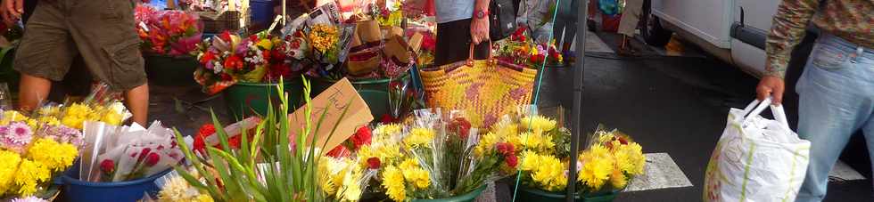 24 mai 2014 - St-Pierre - March forain - Quidam recherchant des fleurs de la fte des mres -