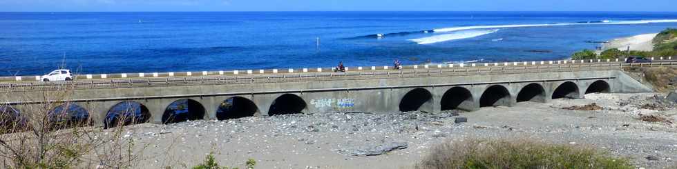 26 septembre 2014 - St-Leu - Pont routier sur la ravine des Colimaons