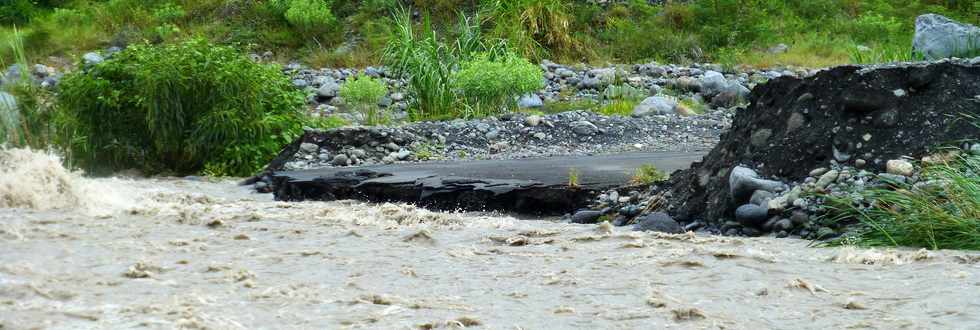 8 mars 2015 - Crue du Bras de Cilaos - Radier du Ouaki emport