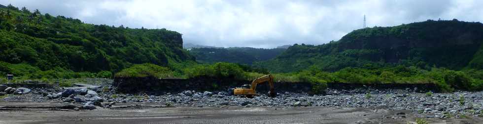 13 mars 2015 - Bras de Cilaos - Premiers travaux de rtablissement du passage de la circulation au radier du Ouaki par l'UTR Sud