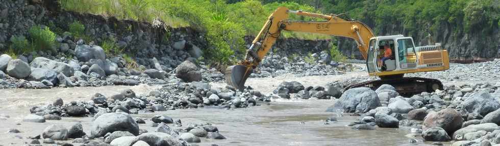 13 mars 2015 - Bras de Cilaos - Premiers travaux de rtablissement du passage de la circulation au radier du Ouaki par l'UTR Sud