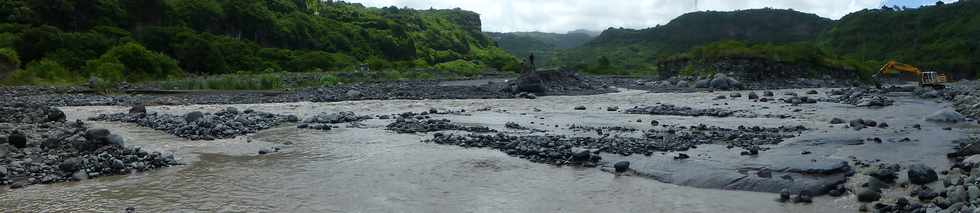 13 mars 2015 - Bras de Cilaos - Premiers travaux de rtablissement du passage de la circulation au radier du Ouaki par l'UTR Sud