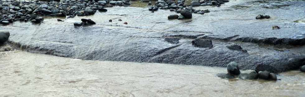 13 mars 2015 - Bras de Cilaos - Premiers travaux de rtablissement du passage de la circulation au radier du Ouaki par l'UTR Sud