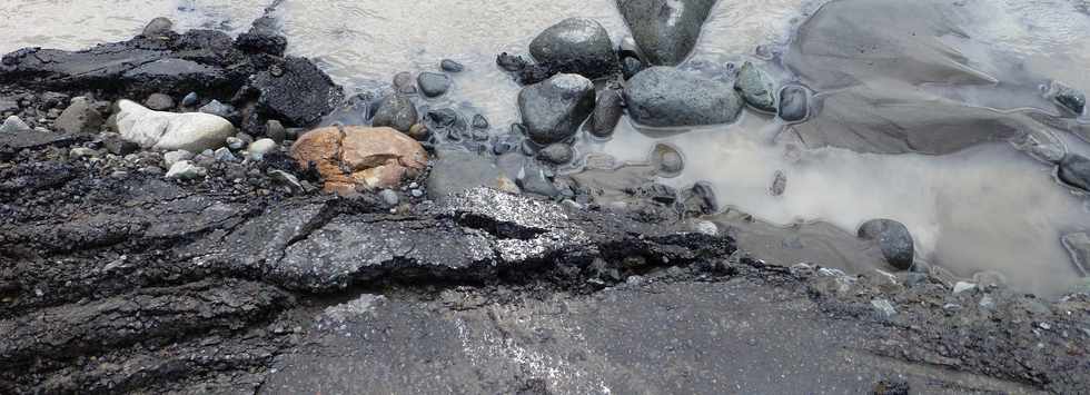 13 mars 2015 - Bras de Cilaos - Premiers travaux de rtablissement du passage de la circulation au radier du Ouaki par l'UTR Sud