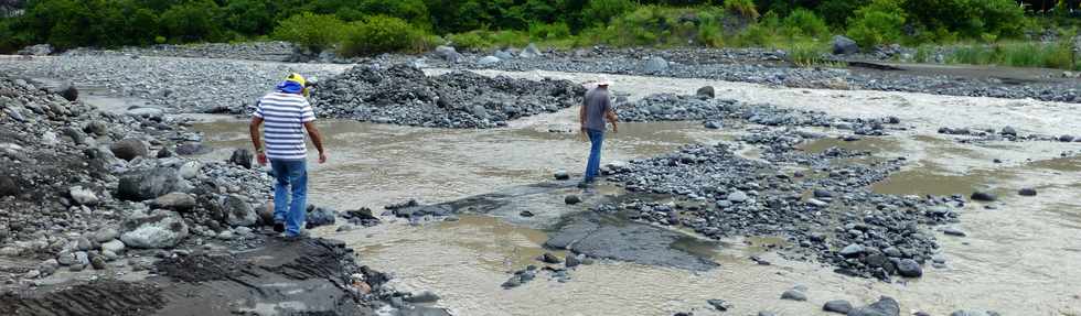 13 mars 2015 - Bras de Cilaos - Premiers travaux de rtablissement du passage de la circulation au radier du Ouaki par l'UTR Sud