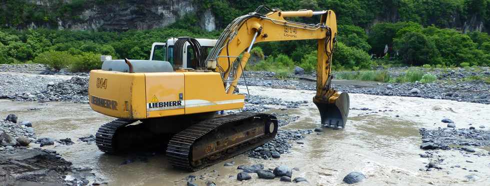 13 mars 2015 - Bras de Cilaos - Premiers travaux de rtablissement du passage de la circulation au radier du Ouaki par l'UTR Sud