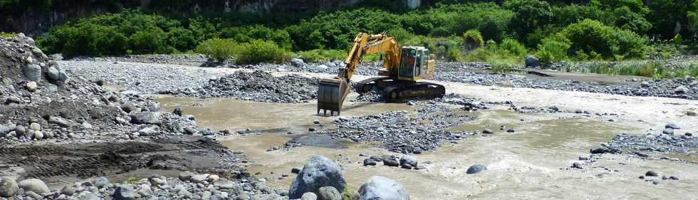 13 mars 2015 - Bras de Cilaos - Premiers travaux de rtablissement du passage de la circulation au radier du Ouaki par l'UTR Sud