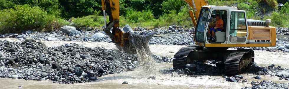 13 mars 2015 - Bras de Cilaos - Premiers travaux de rtablissement du passage de la circulation au radier du Ouaki par l'UTR Sud