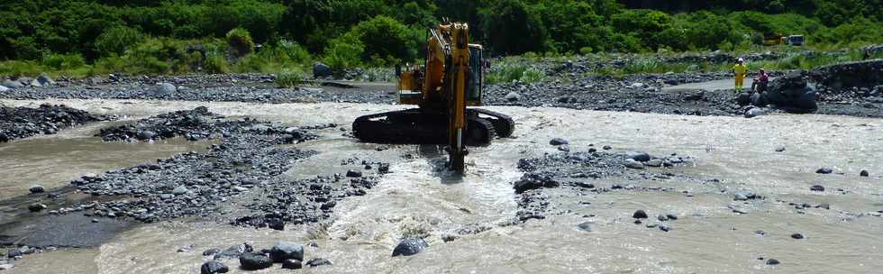 13 mars 2015 - Bras de Cilaos - Premiers travaux de rtablissement du passage de la circulation au radier du Ouaki par l'UTR Sud