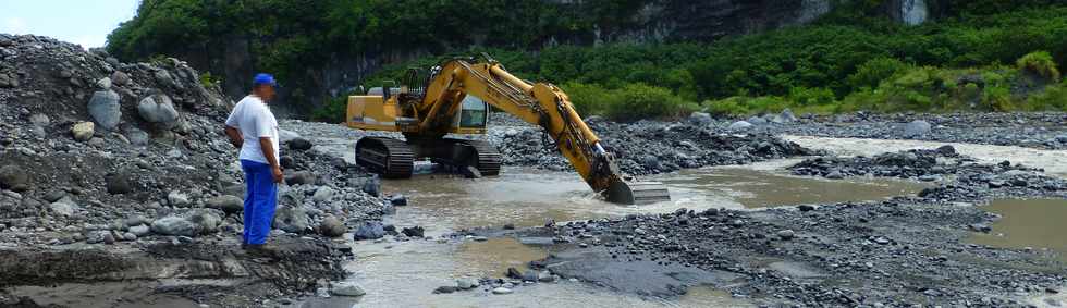 13 mars 2015 - Bras de Cilaos - Premiers travaux de rtablissement du passage de la circulation au radier du Ouaki par l'UTR Sud