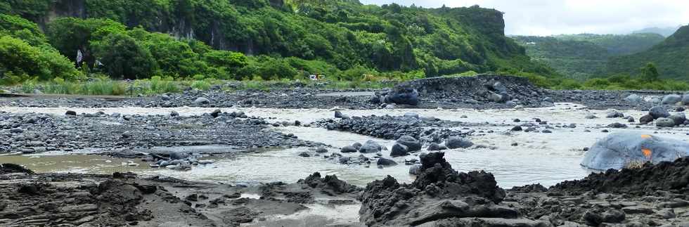 13 mars 2015 - Bras de Cilaos - Premiers travaux de rtablissement du passage de la circulation au radier du Ouaki par l'UTR Sud