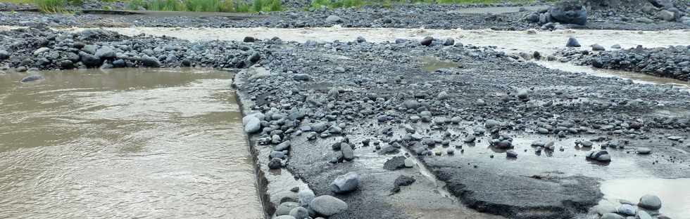 13 mars 2015 - Bras de Cilaos - Premiers travaux de rtablissement du passage de la circulation au radier du Ouaki par l'UTR Sud