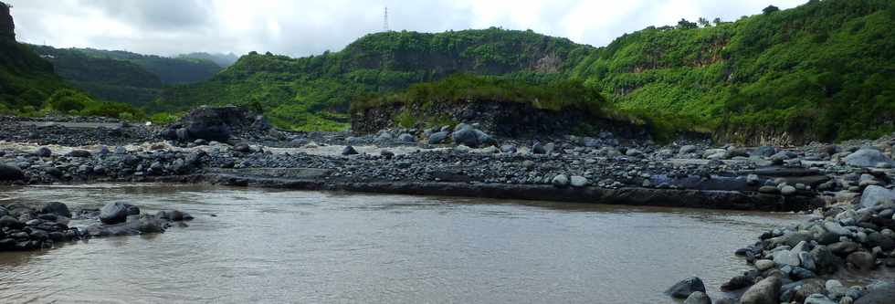 13 mars 2015 - Bras de Cilaos - Premiers travaux de rtablissement du passage de la circulation au radier du Ouaki par l'UTR Sud