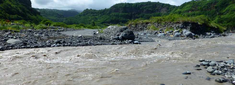 13 mars 2015 - Bras de Cilaos - Premiers travaux de rtablissement du passage de la circulation au radier du Ouaki par l'UTR Sud