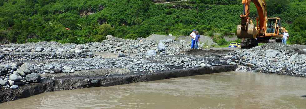 13 mars 2015 - Bras de Cilaos - Premiers travaux de rtablissement du passage de la circulation au radier du Ouaki par l'UTR Sud