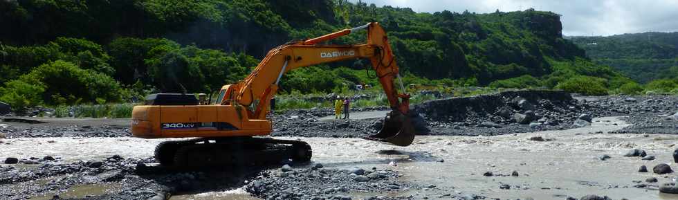 13 mars 2015 - Bras de Cilaos - Premiers travaux de rtablissement du passage de la circulation au radier du Ouaki par l'UTR Sud