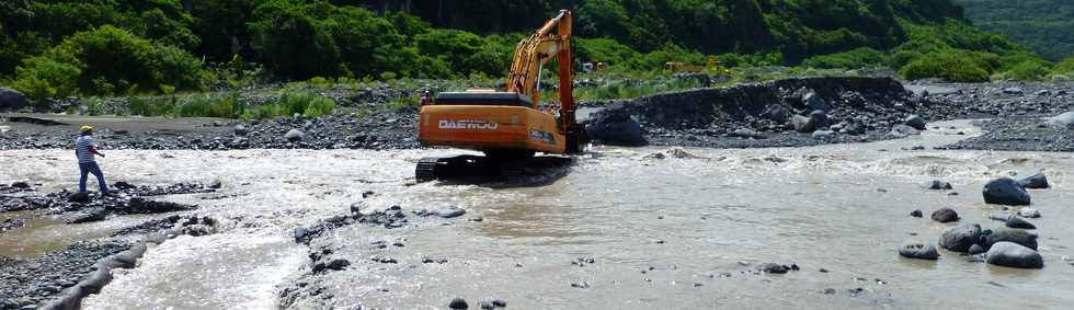 13 mars 2015 - Bras de Cilaos - Premiers travaux de rtablissement du passage de la circulation au radier du Ouaki par l'UTR Sud