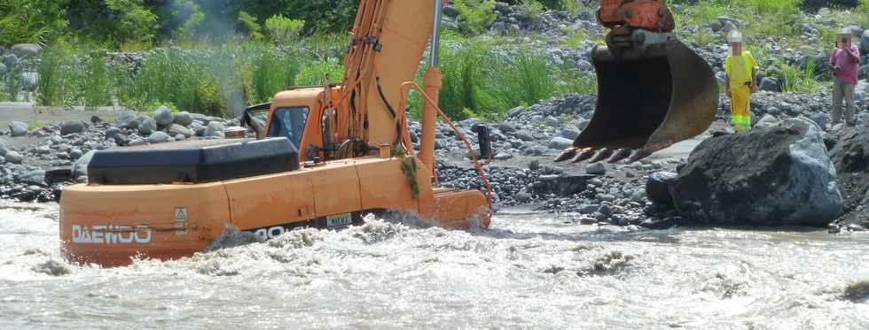 13 mars 2015 - Bras de Cilaos - Premiers travaux de rtablissement du passage de la circulation au radier du Ouaki par l'UTR Sud