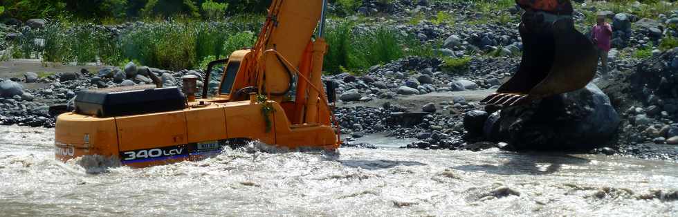 13 mars 2015 - Bras de Cilaos - Premiers travaux de rtablissement du passage de la circulation au radier du Ouaki par l'UTR Sud